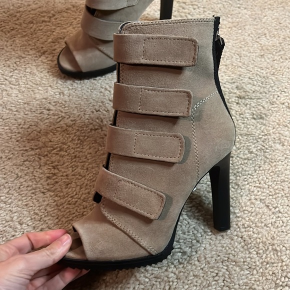 DKNY Blake Suede booties Velcro Strappy heel taupe black size 6.5 shoe sandal - Picture 4 of 12